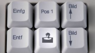 Auf einer alten Computertastatur ist auf einer Taste eine kleine Insel abgebildet (Quelle: imago images/imagebroker)
