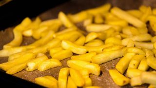 Pommes Frites auf einem Backblech im Ofen (Quelle: IMAGO / Bihlmayerfotografie)