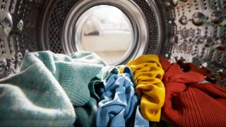 Feine Wollkleidung in der Waschmaschine (Quelle: imago images/ShotShop)