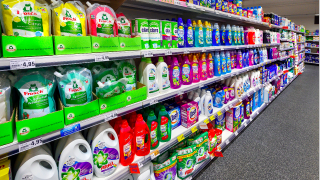 Ein volles Supermarktregal mit Waschmittel-Sorten (Quelle: imago images/imagebroker)
