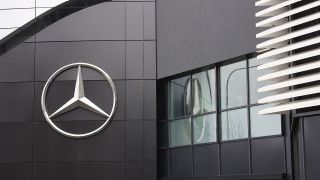 Ein großer Mercedes-Stern an der Hauswand einer Mercedes Benz-Niederlassung (Quelle: picture alliance / Snowfield Photography | Snowfield Photography)