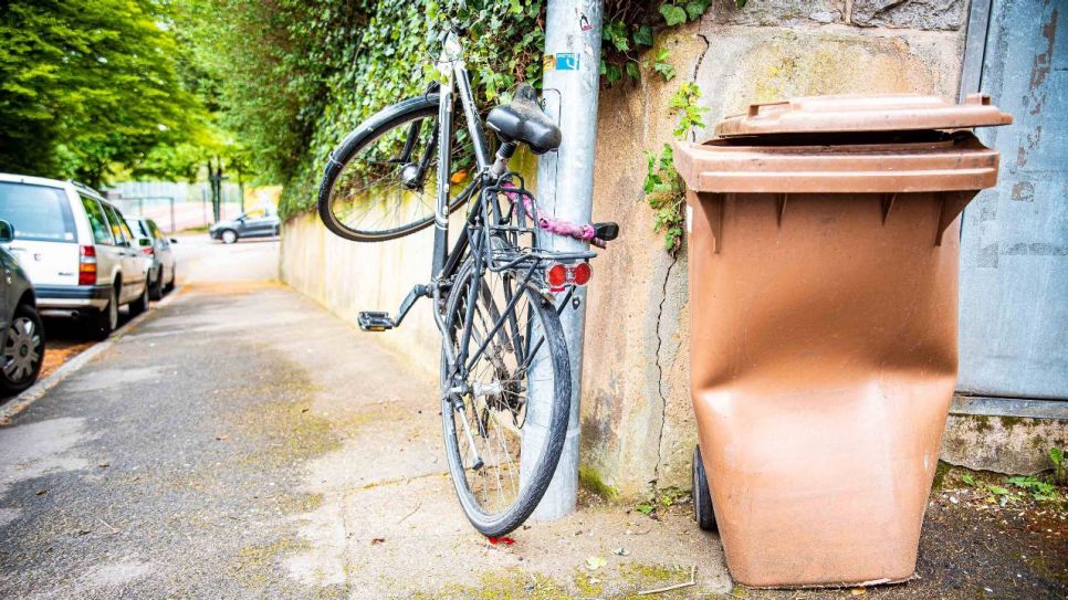 Ein kaputtes Fahrrad hängt an einem Laternenpfahl (Quelle: imago images/7Aktuell)