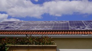 Solarpanel auf einem Dach mit Hagelschaden (Quelle: IMAGO / Pond5 Images)