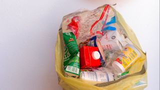 Verbundverpackungen und anderer Verpackungsmüll in einem gelben Sack (Quelle: IMAGO/MiS)