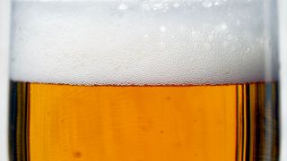 Bier im Glas (Quelle: IMAGO/Depositphotos)