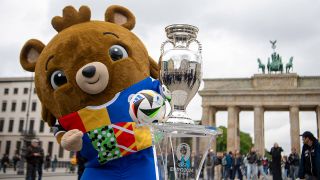 Maskottchen und Pokal der Fußball-EM vor dem Brandenburger Tor (Quelle: IMAGO / Matthias Koch)