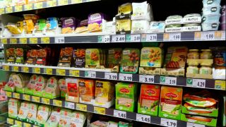 Ein Kühlregal im Supermarkt mit diversen Fleischersatz-Produkten (Quelle: IMAGO/Geisser/Manuel Geisser )