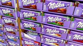 Viele Tafeln Milka-Schokolade (Quelle: IMAGO/Michael Gstettenbauer)