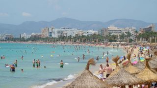 Urlauber im Mittelmeer und am Strand an der Playa de Palma und Bucht von Palma im Sommer 2023 (Quelle: IMAGO / Chris Emil Janßen)