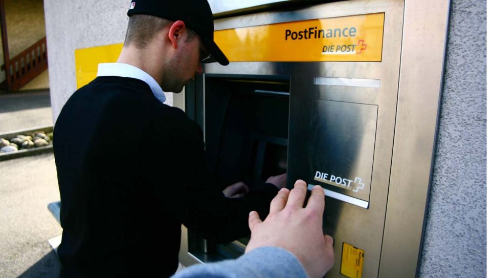 Langfinger lauern einem Kunden eines Geldautomaten auf (Quelle: imago/Geisser)