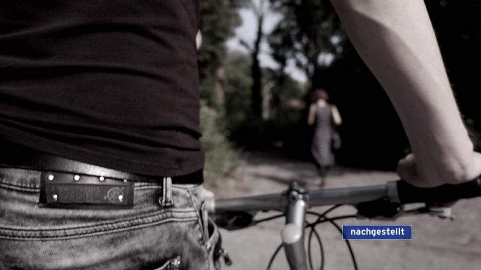 Mann auf einem Fahrrad verfolgt eine Frau, nachgestellt (Quelle: rbb)