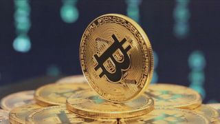 Münze mit Bitcoinzeichen (Quelle: rbb)