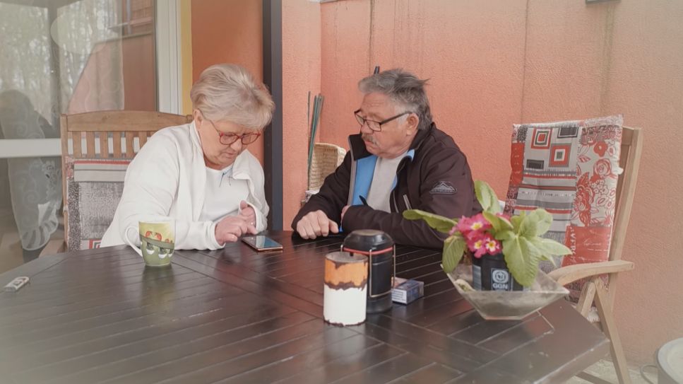 Älteres Ehepaar schaut gemeinsam aufs Smartphone (Quelle: rbb)
