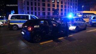 Polizei umzingelt geklauten Mietwagen (Quelle: Polizei)