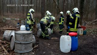 Feuerwehr bei der Bergung der Giftfässer (Quelle: Polizei)