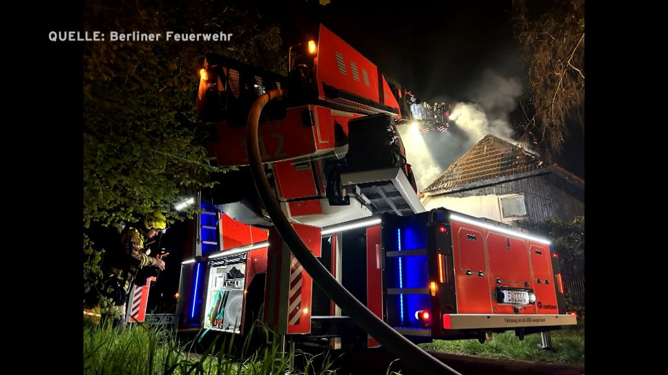 Brennendes Einfamlienhaus in Rudow (Quelle: Berliner Feuerwehr)