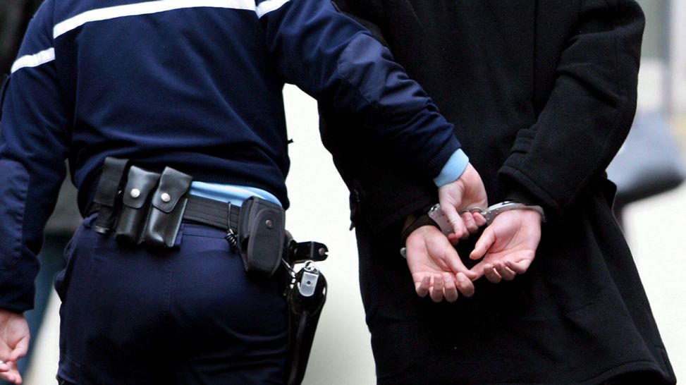 Person mit Handschellen wird von Polizei abgeführt (Quelle: colourbox.de)