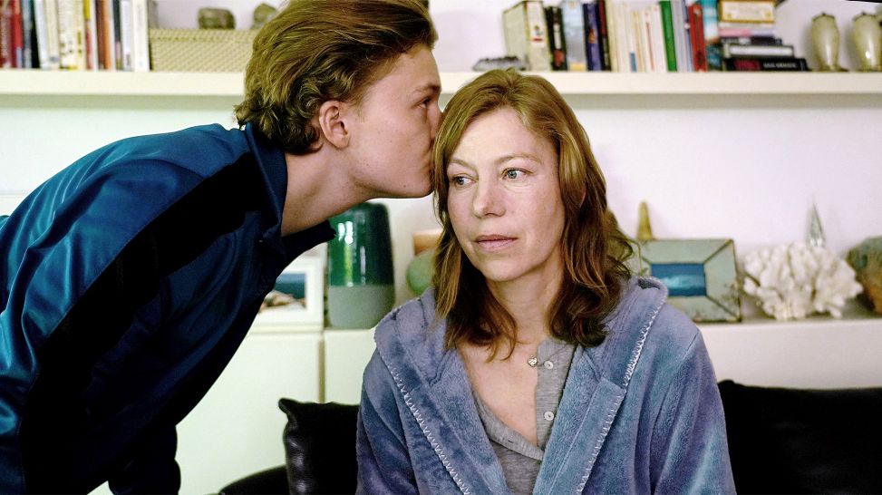Dennis Ziegler (Vito Sack) küsst seine Mutter Doris (Jule Böwe); Quelle: bb/ARD Degeto/Aki Pfeiffer