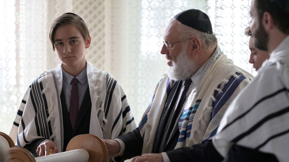 Rabbi Rothschild versucht, Kaleb die Aufregung zu nehmen (Quelle: rbb/Oliver Vaccaro)