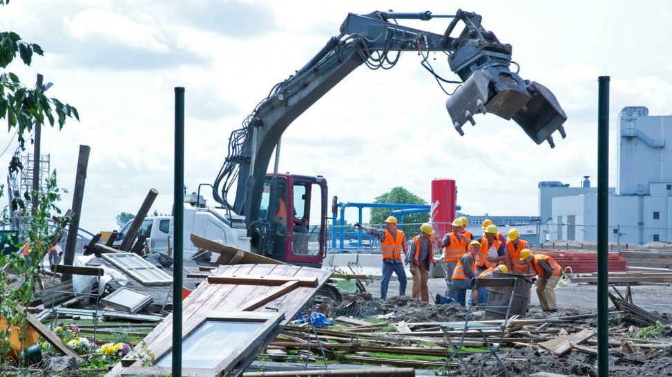 Bauarbeiter fördern ein mit Säurere gefülltes Fass aus dem Erdreich; Quelle: rbb/Volker Roloff