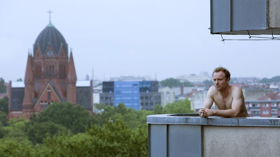 Robert Karow (Mark Waschke) auf dem Balkon seiner Wohnung; Quelle: rbb/Volker Roloff