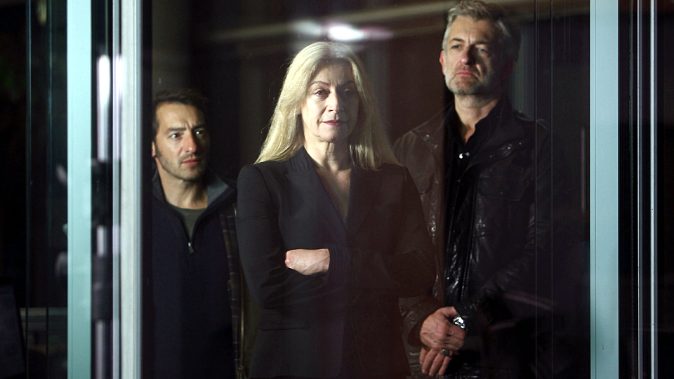 Christa Meinicke (Tatjana Blacher), im Hintergrund: Stark (Boris Aljinovic, l.) und Ritter (Dominic Raacke); Quelle: rbb/Daniela Incoronato
