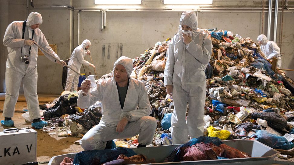 Nina Rubin (Meret Becker) und Robert Karow (Mark Waschke) untersuchen die zerstückelte Leiche auf der Müllhalde (Quelle: rbb/Frédéric Batier)