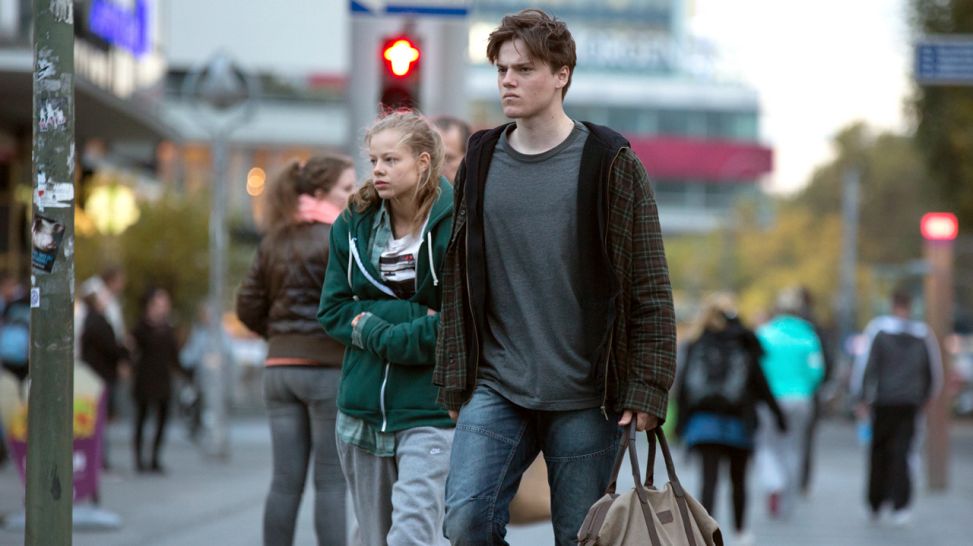 Jo (Emma Bading) trifft ihren Bruder Ronny (Theo Trebs) in der Stadt, nachdem sie ihn um Hilfe gebeten hat (Quelle: rbb/Frédéric Batier)