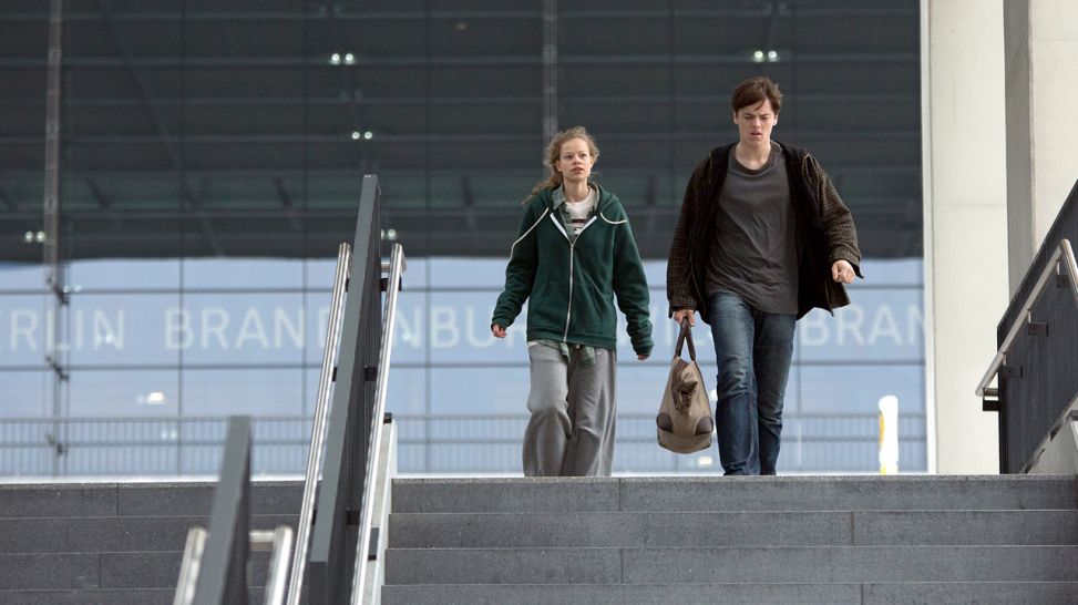 Jo (Emma Barding) und Ronny (Theo Trebs) flüchten am Flughafen BER (Quelle: rbb/Frédéric Batier)