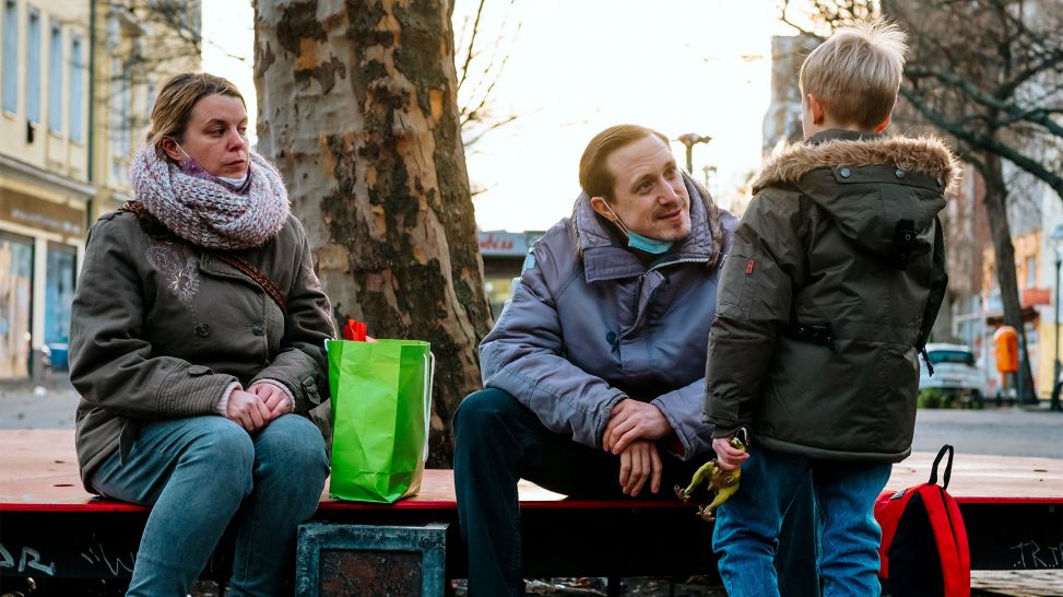 Micha Kowalski (Timo Jacobs) mit seiner Exfrau Jenna (Berit Künnecke) und seinen Kindern im Park; Quelle: rbb/Gordon Muehle