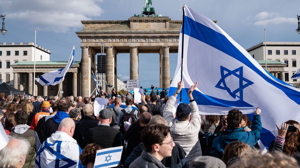 22.10.2023, Berlin, Brandenburger Tor, pro-israelischen Solidaritaetskundgebung unter dem Motto "Aufstehen gegen Terror, Hass und Antisemitismus" Brandenburger Tor (Quelle: IMAGO/Olaf Schuelke)