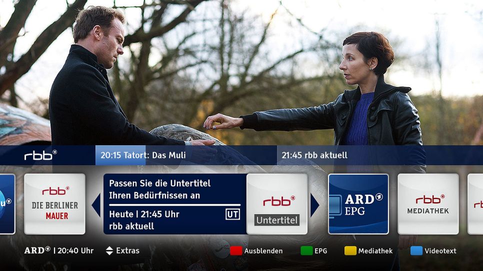 Startleiste HbbTV vor Fernsehbild mit Berliner "Tatort"-Team, gespielt von Mark Waschke und Meret Becker (Quelle: rbb)