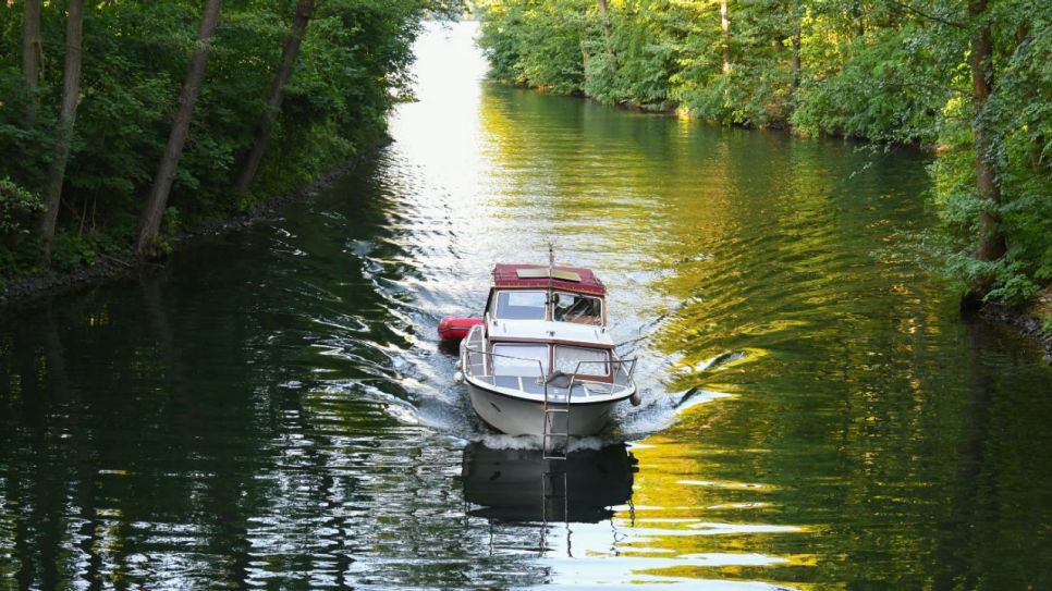 Motorboot auf einem Kanal in Brandenburg