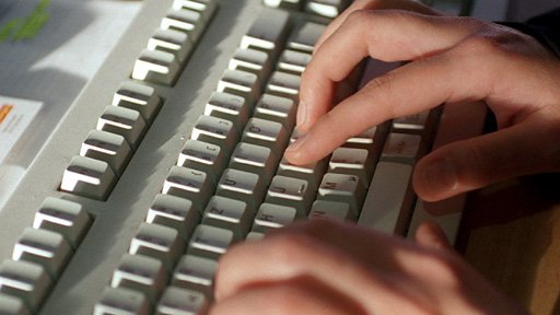 Hände schreiben auf einer Computertastatur (Quelle: dpa-Bildfunk)