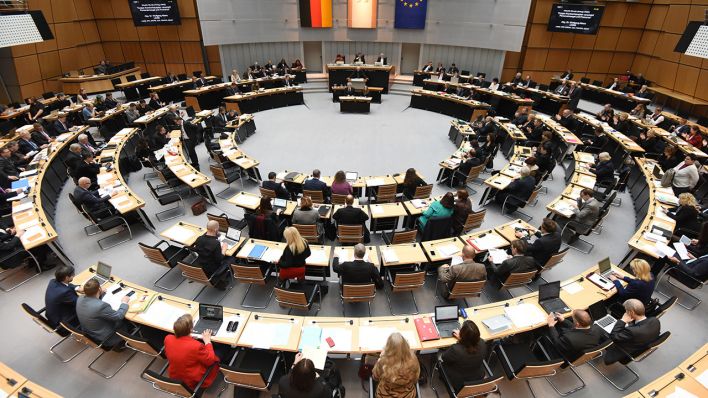 Archivbild: Abgeordnete und Senatoren sind am 18.02.2016 im Abgeordnetenhaus in Berlin zu einer Sitzung zusammen gekommen. Am 17. März tagt das Berliner Abgeordnetenhaus. (Quelle: dpa)