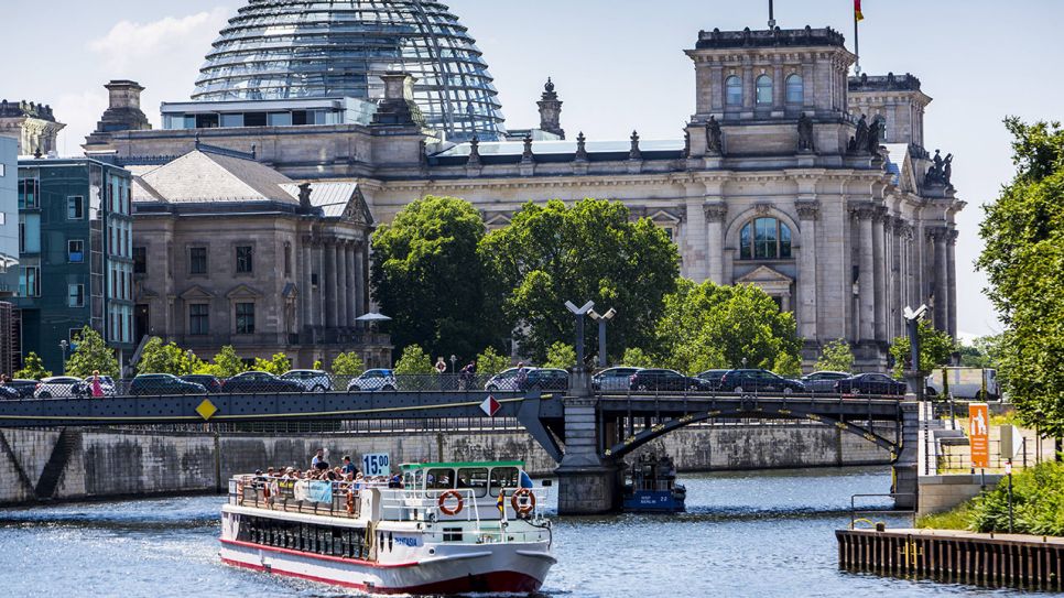 Ein Ausflugsboot fährt am 08.06.2016 auf der Spree am Reichtagsgebäude in Berlin vorbei (Quelle: imago/Jochen Tack)