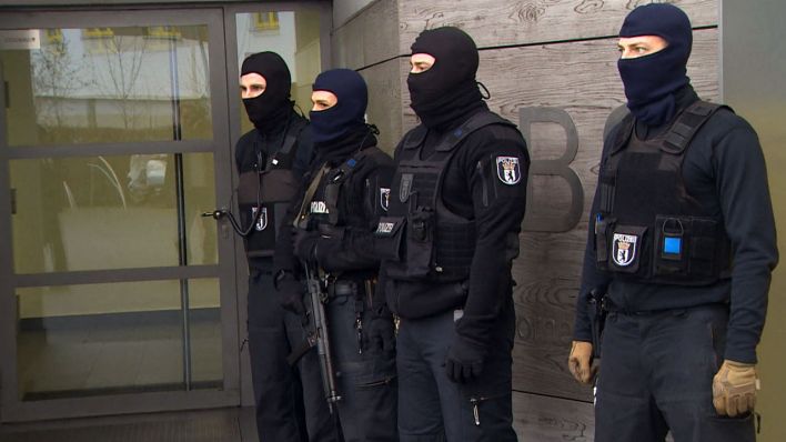 Berliner Polizisten bei einer Hausdurchsuchung im Zusammenhang mit dem Verbot des Moscheevereins Fussilet (Quelle: dpa/TeleNewsNetwork)