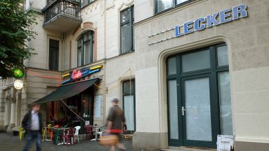 Buchstaben bilden den Schriftzug «Lecker» über dem Eingang zu einer früheren Filiale der in Konkurs gegangenen Drogeriemarktkette «Schlecker» in Berlin, aufgenommen am 02.06.2016. (Quelle: Stefan Jaitner / dpa)