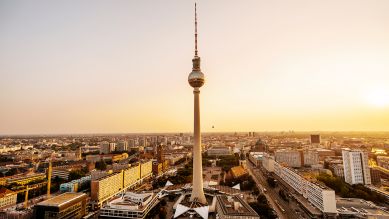 Eine Panoramaaufnahme von Berlin mit dem Fernsehturm am Alexanderplatz im Zentrum, aufgenommen am 09.02.14 (Quelle: Colourbox).