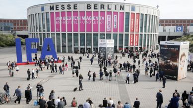 Besucher kommen am 01.09.2017 in Berlin auf das Messegelände zum ersten Publikumstag der Elektronikmesse IFA (Quelle: dpa/Kay Nietfeld)