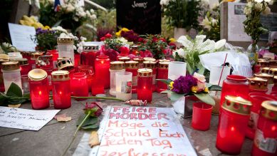 „Feiger Mörder Möge euch die Schuld jeden Tag zerfressen“ steht am 20.10.2012 in Berlin vor der Rathaus-Passage am Alexanderplatz vor zahlreiche Kerzen und Blumen, die an dem Ort eines Gewaltverbrechens niedergelegt sind. Ein 20-jähriger Mann wurde von insgesamt sieben Männern angegriffen und brutal verprügelt. Der 20-Jährige wurde so schwer verletzt, dass er am 15. Oktober 2012 im Krankenhaus starb. (Quelle: dpa/Robert Schlesinger)