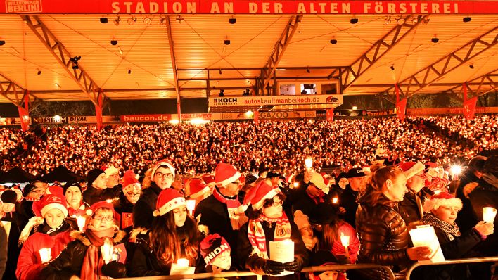 Das Weihnahtssingen beim 1. FC Union Berlin ist seit Jahren Kult. (Quelle: Mathias Koch/imago)