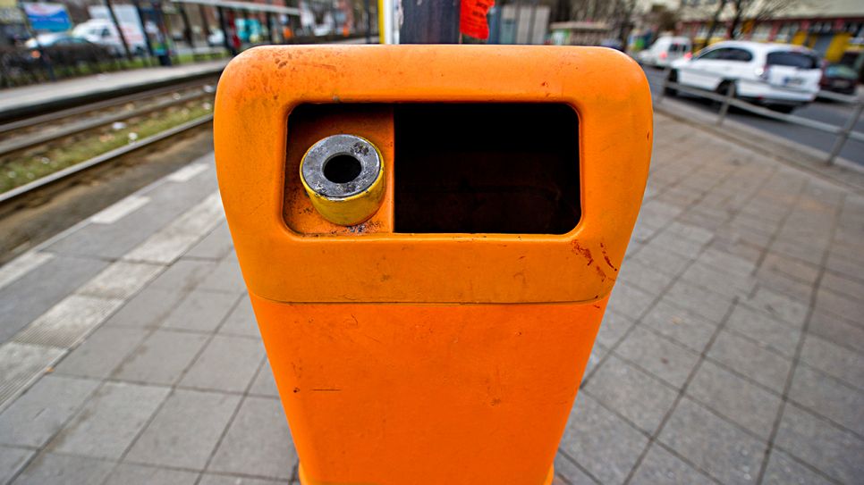 Ein Mülleimer in Berlin (Quelle: dpa/Bockwoldt)