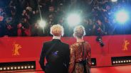 Tilda Swinton und Greta Gerwig auf dem roten Teppich der Berlinale 2018. (Quelle: dpa/Ralf Hirschberger)