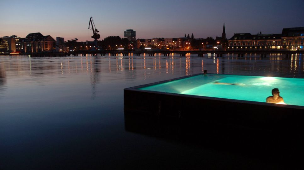 Badeschiff auf der Spree an der ARENA in Berlin-Treptow (Quelle: imago/Steinach)