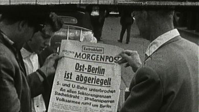 Drei Männer halten eine Ausgabe der Berliner Morgenpost in den Händen. Darauf ist der Titel "Ost-Berlin ist abgeriegelt" zu lesen. (Quelle: rbb)