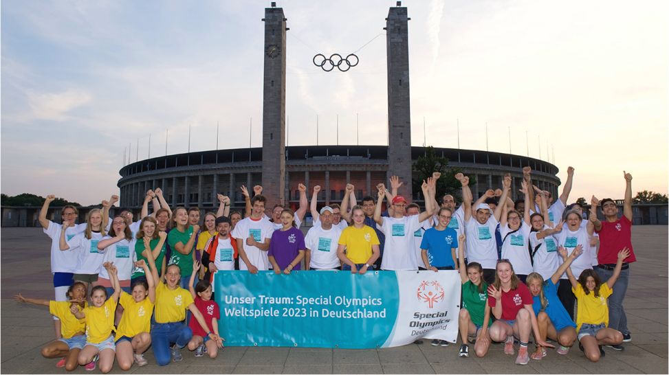 Berliner Special Olympics Athleten und Freunde vor dem Olympiastadion Berlin(Quelle: imago/Camera 4)