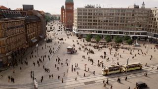 Luftaufnahme des Alexanderplatzes 1929 aus der Serie Babylon Berlin mit historsicher Straßenbahn. (Bild: X Filme | ARD Degeto | sky | Beta)