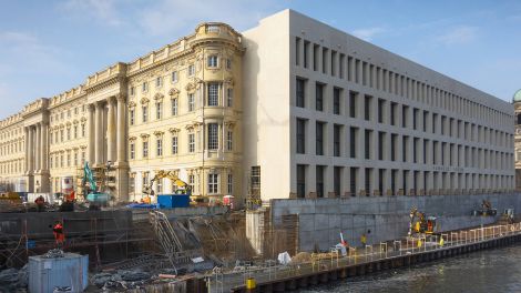 Die Baustelle des Humboldt Forums an der Spree in Berlin-Mitte, mit moderner Fassade aus Beton an der Spreeseite. (Quelle: imago/Volker Hohlfeld)