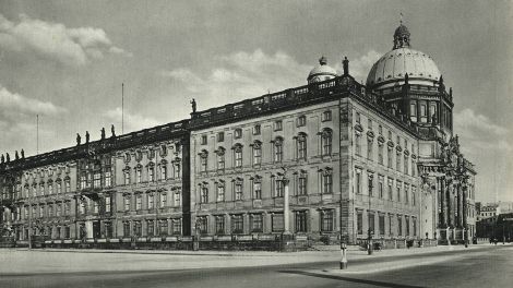 Ansicht der Nord- und Westfassade des Berliner Stadtschlosses mit Schlosskupel um 1935.